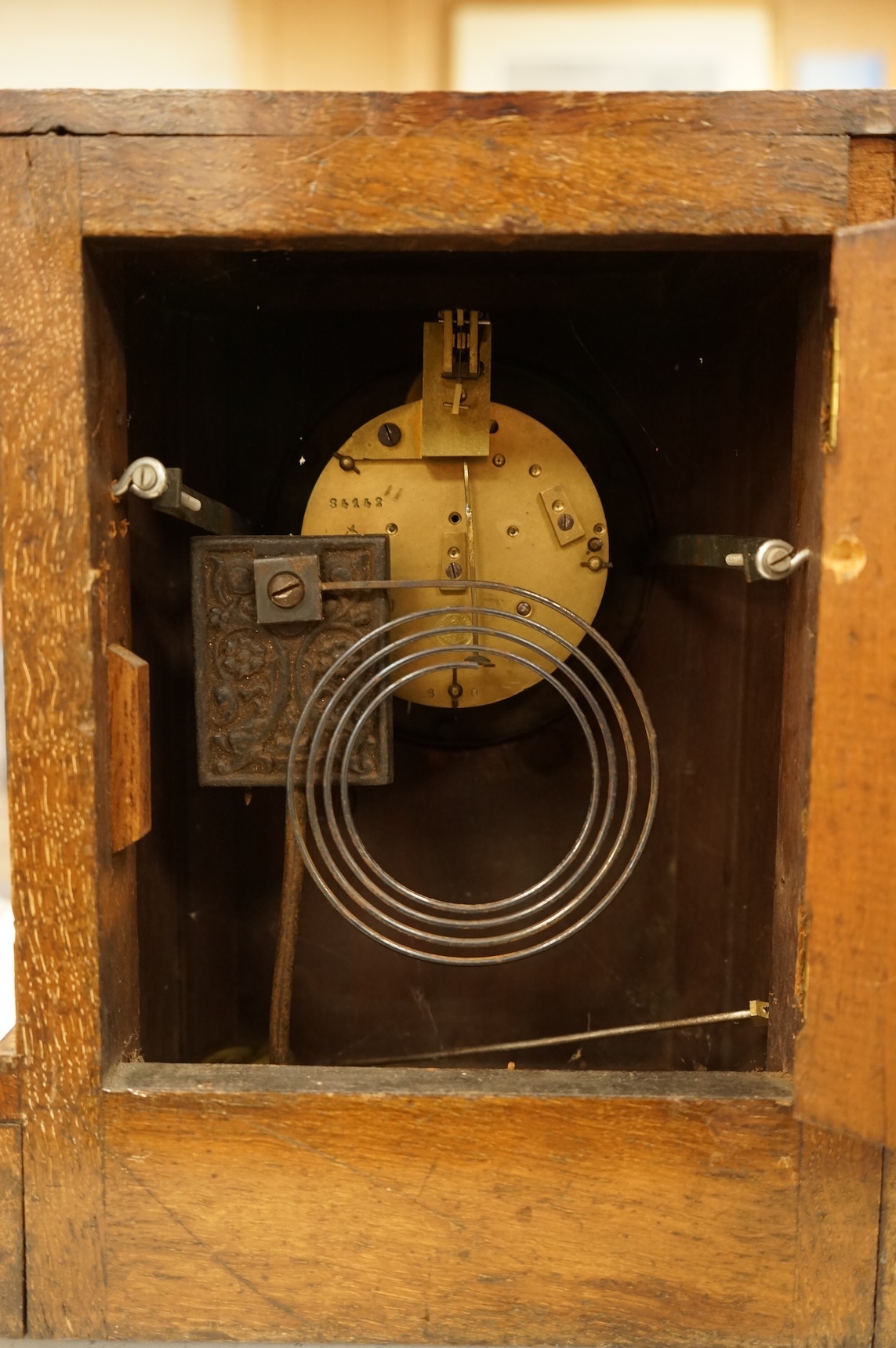 A Victorian oak mantel clock 27.5cm high